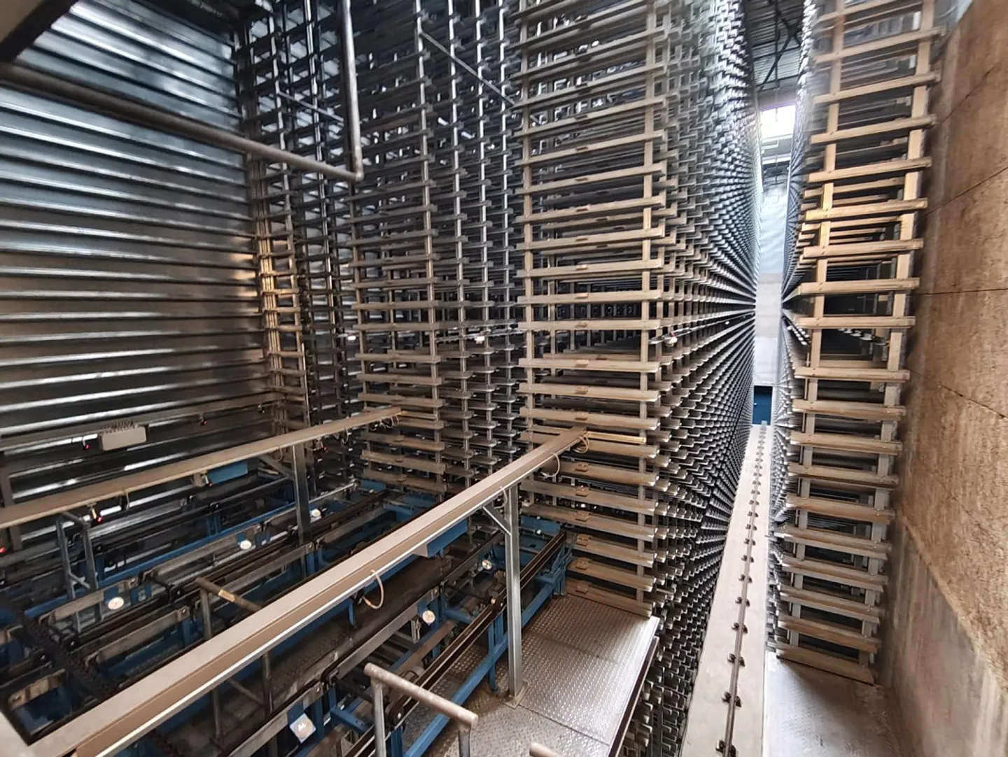 Entrepôt automatisé à rayonnage haut avec technologie de transport et potentiel d'extension - Photo 11 sur 13