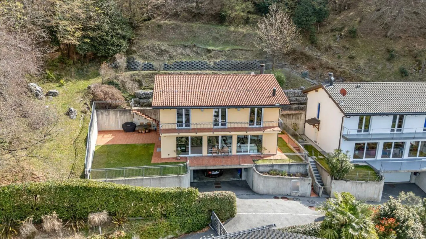 Elegante Casa Familiare a Carabbia - Foto 2 di 25