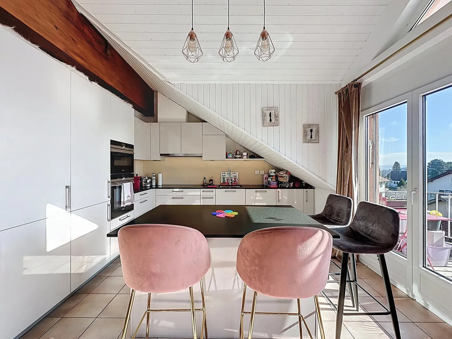 Charmantes Dachwohnung mit 3.5 Zimmern in Savigny - Foto 3 di 11