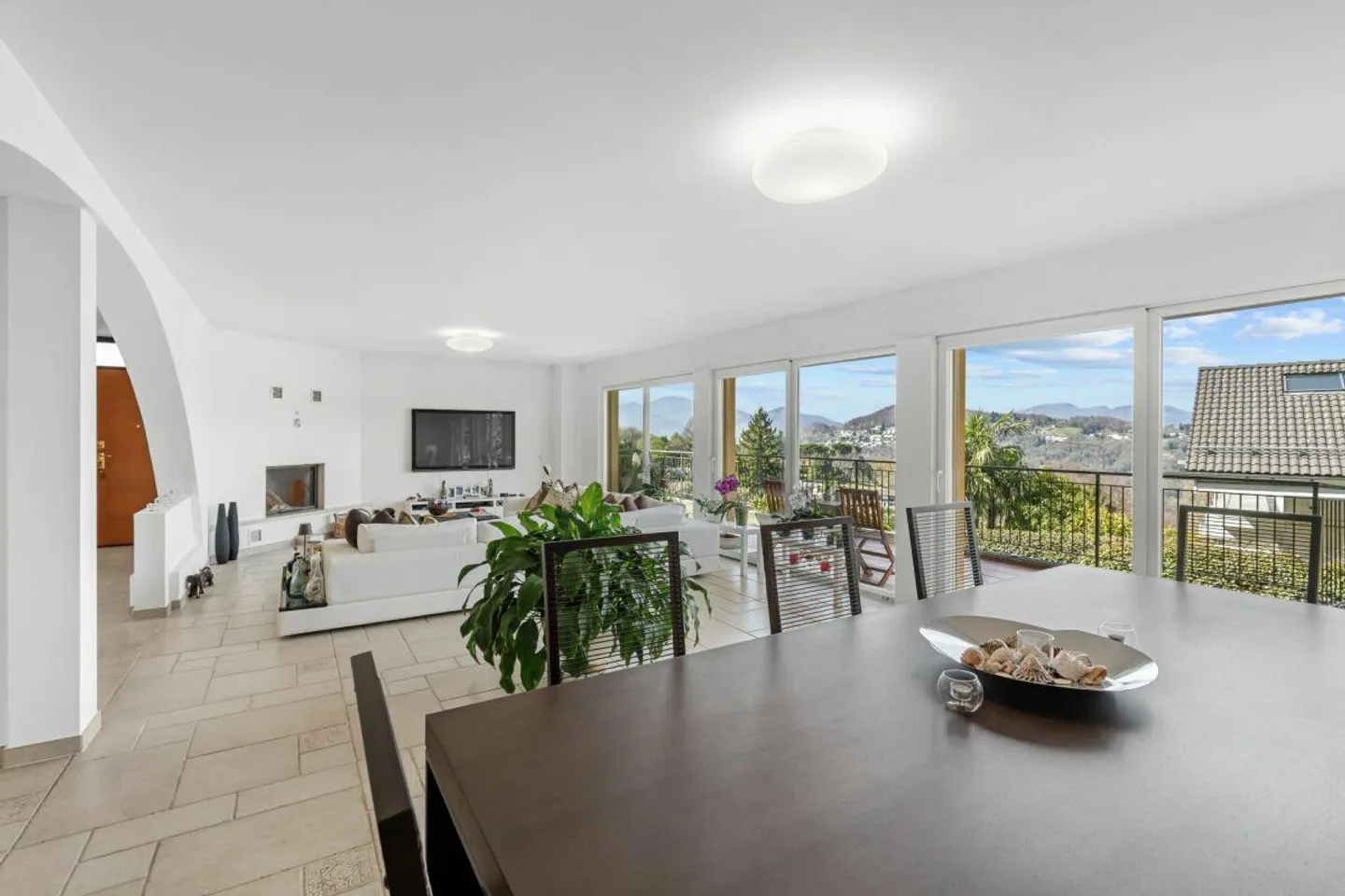 Elegante Casa Familiare a Carabbia - Foto 7 di 25