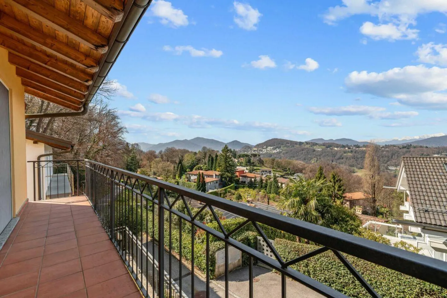 Elegante Casa Familiare a Carabbia - Foto 16 di 25