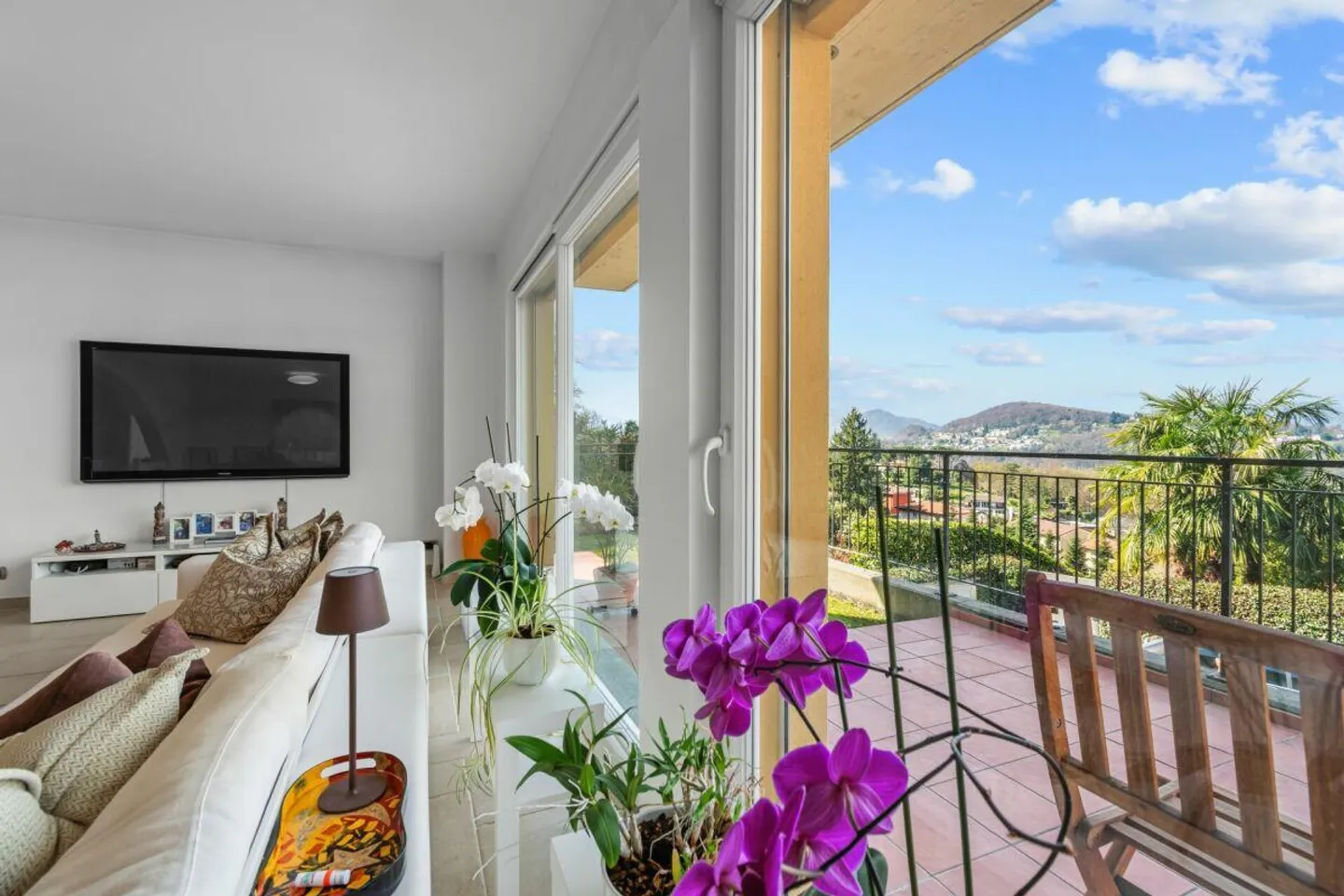 Elegante Casa Familiare a Carabbia - Foto 8 di 25