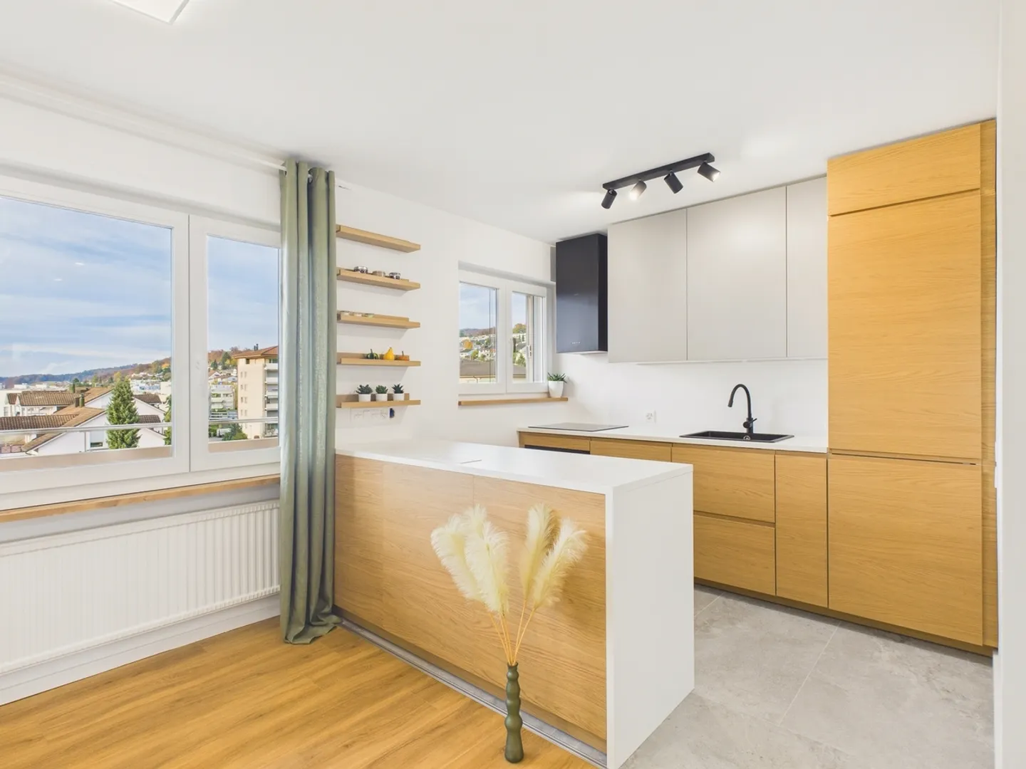 Modern, fully renovated 3.5 room apartment with beautiful views of the Alps *Parking included in the price* - Photo 5 of 11