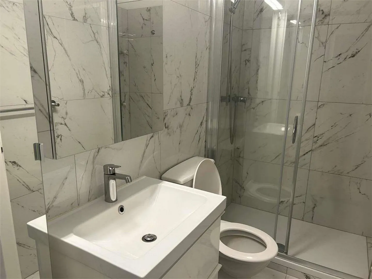 Bright 1.5 Rooms Renovated on the 4th Floor in the Heart of Lugano - Photo 3 of 7