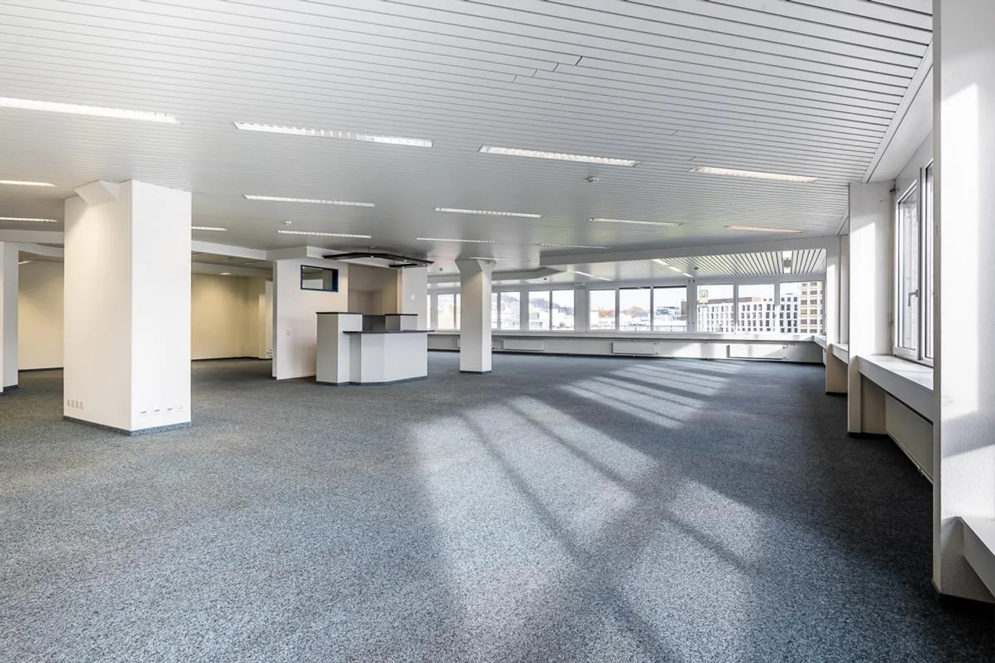 Bureaux dans le centre d'affaires attrayant - Photo 2 sur 8