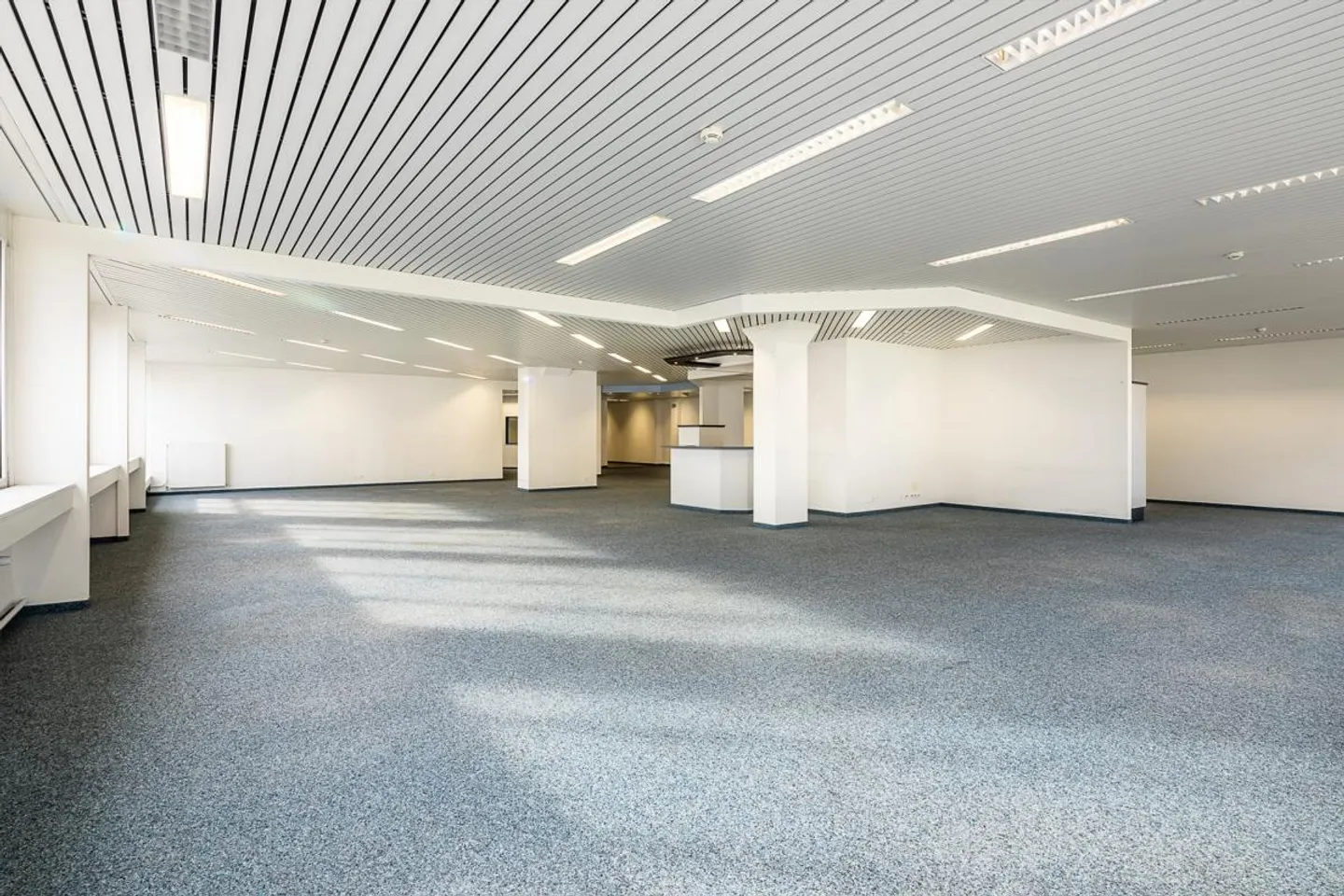 Bureaux dans le centre d'affaires attrayant - Photo 3 sur 8