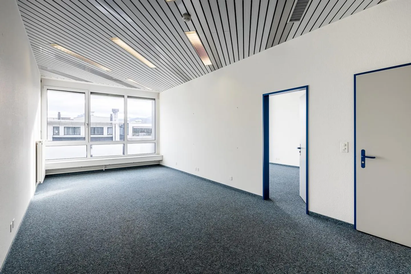 Bureaux dans le centre d'affaires attrayant - Photo 4 sur 8