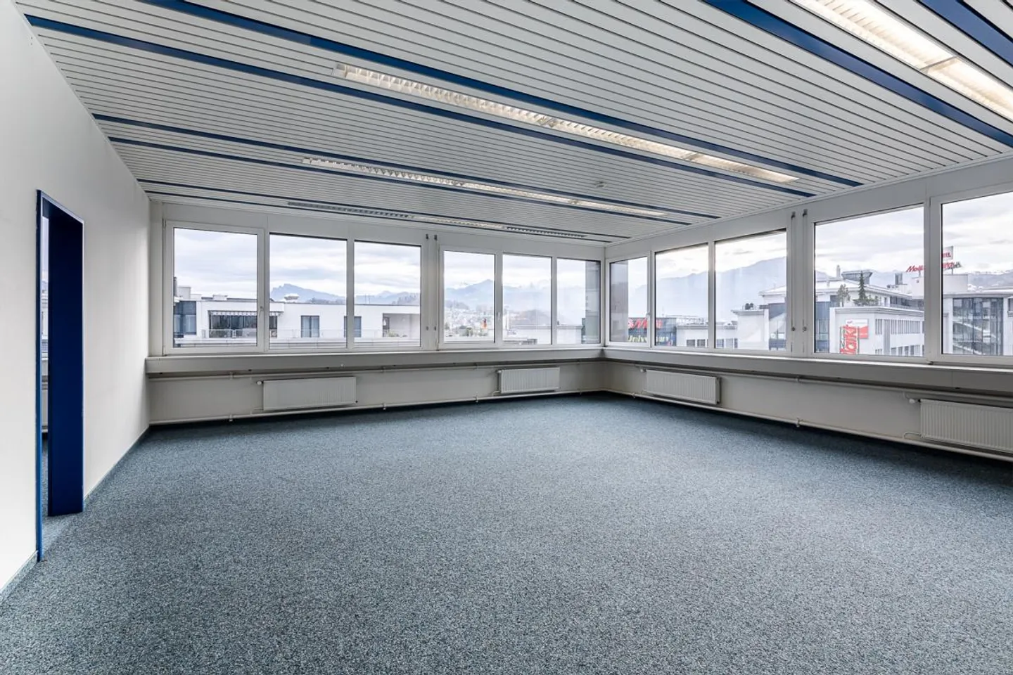 Bureaux dans le centre d'affaires attrayant - Photo 7 sur 8
