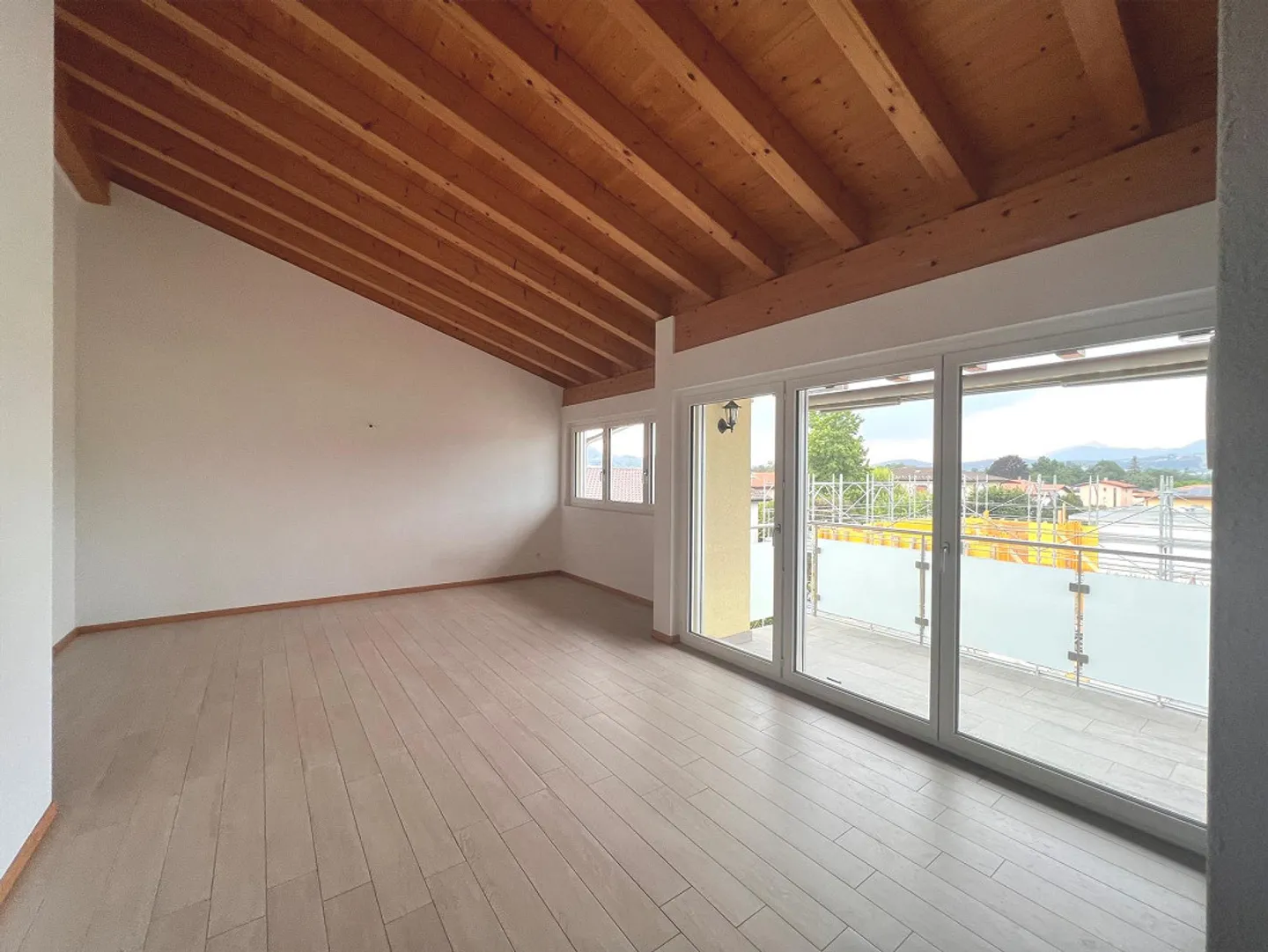 3.5-ROOM ATTIC APARTMENT - Photo 2 of 10