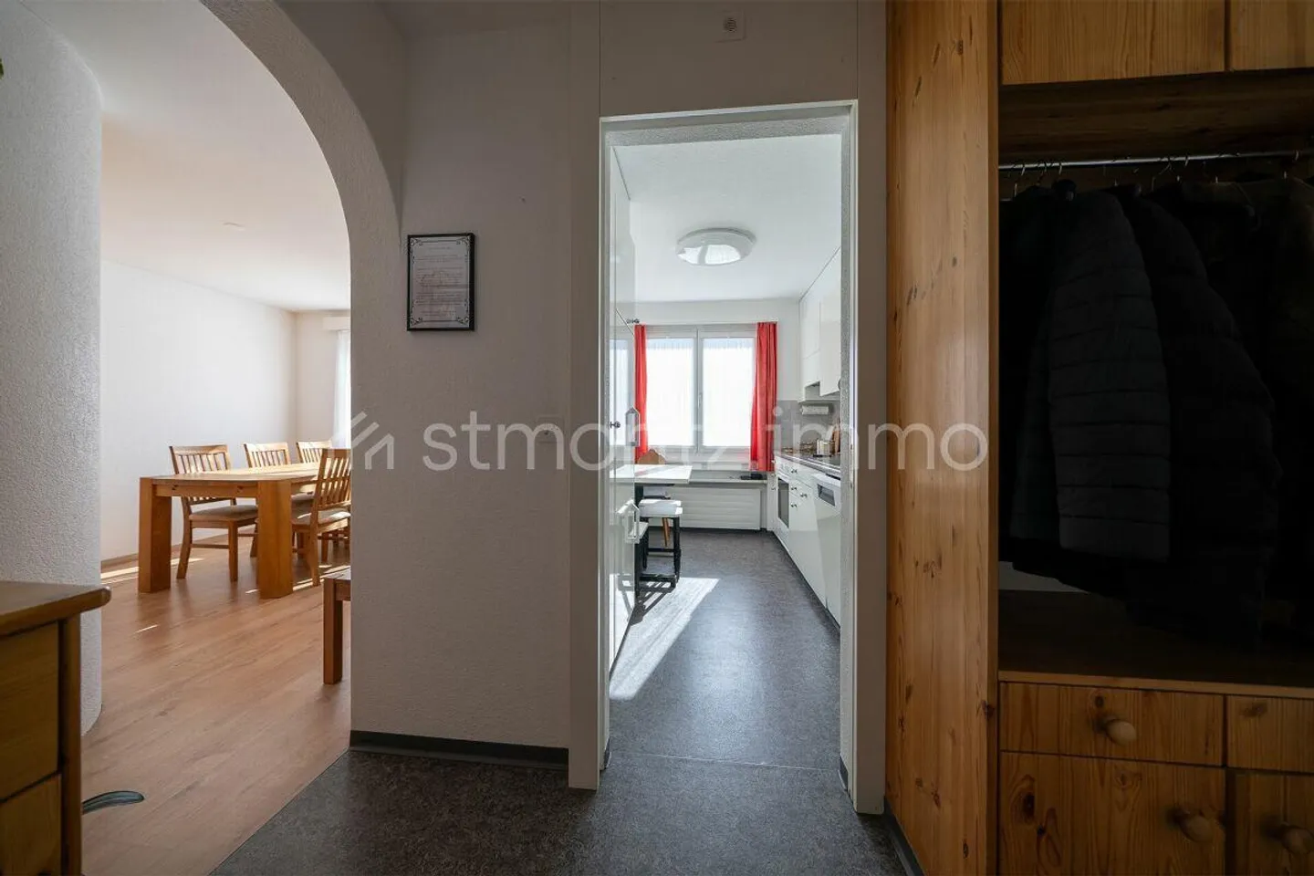 Bright 4-room apartment with south-facing balcony, unobstructed mountain views and private garage box - Photo 4 of 13