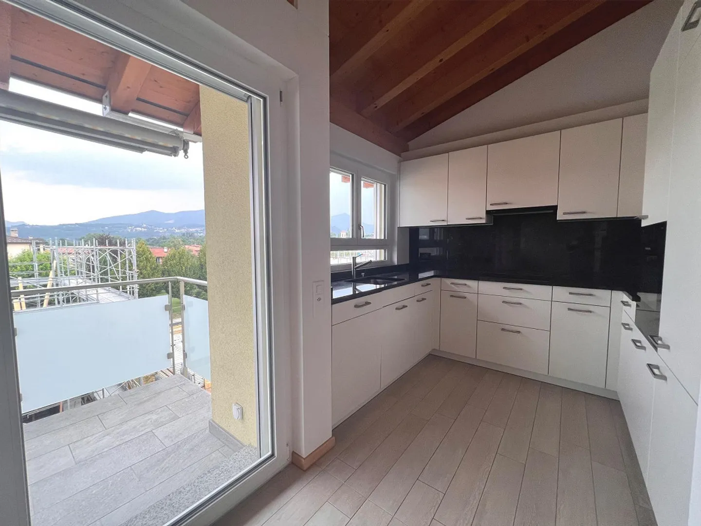 3.5-ROOM ATTIC APARTMENT - Photo 3 of 10
