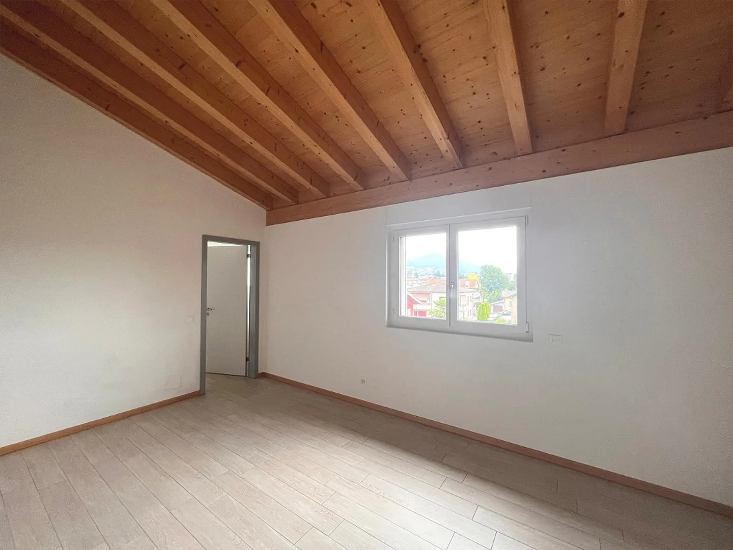 3.5-ROOM ATTIC APARTMENT - Photo 6 of 10
