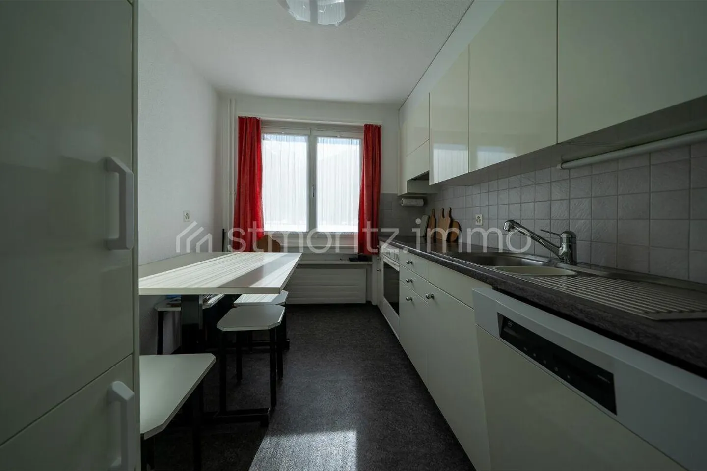 Bright 4-room apartment with south-facing balcony, unobstructed mountain views and private garage box - Photo 5 of 13