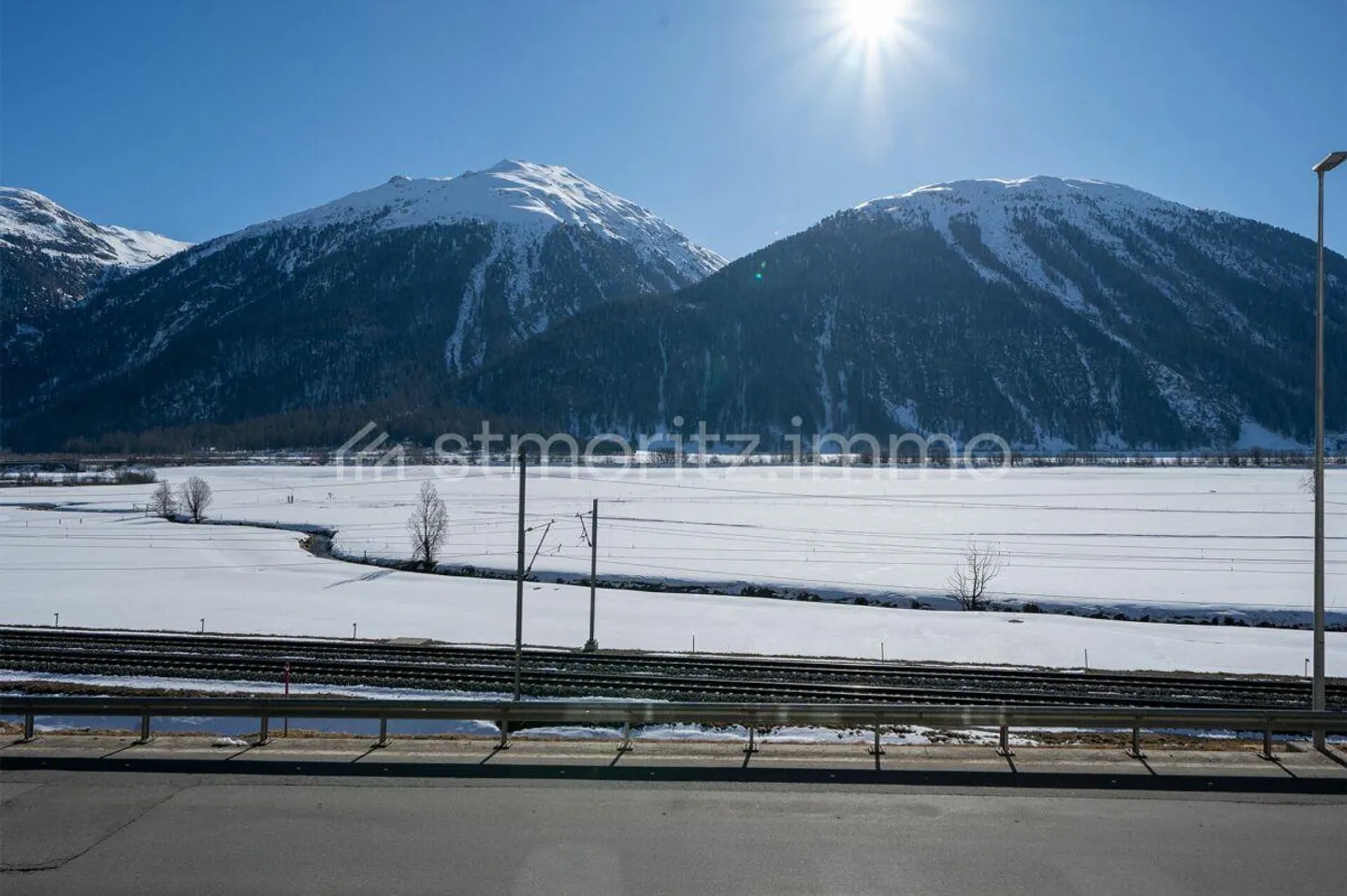 Bright 4-room apartment with south-facing balcony, unobstructed mountain views and private garage box - Photo 3 of 13