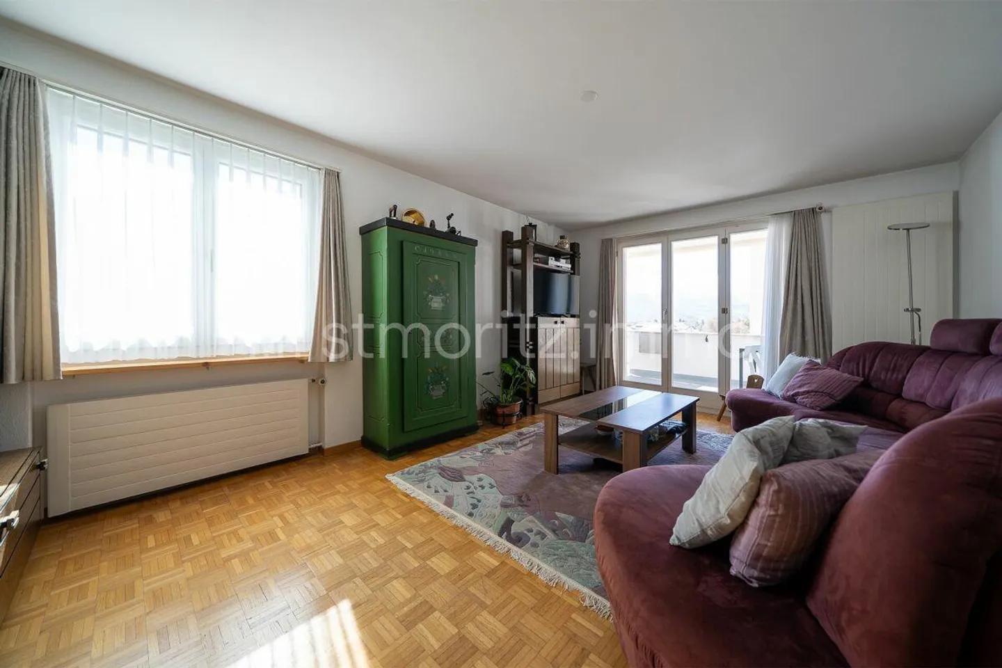 Bright 4-room apartment with south-facing balcony, unobstructed mountain views and private garage box - Photo 6 of 13