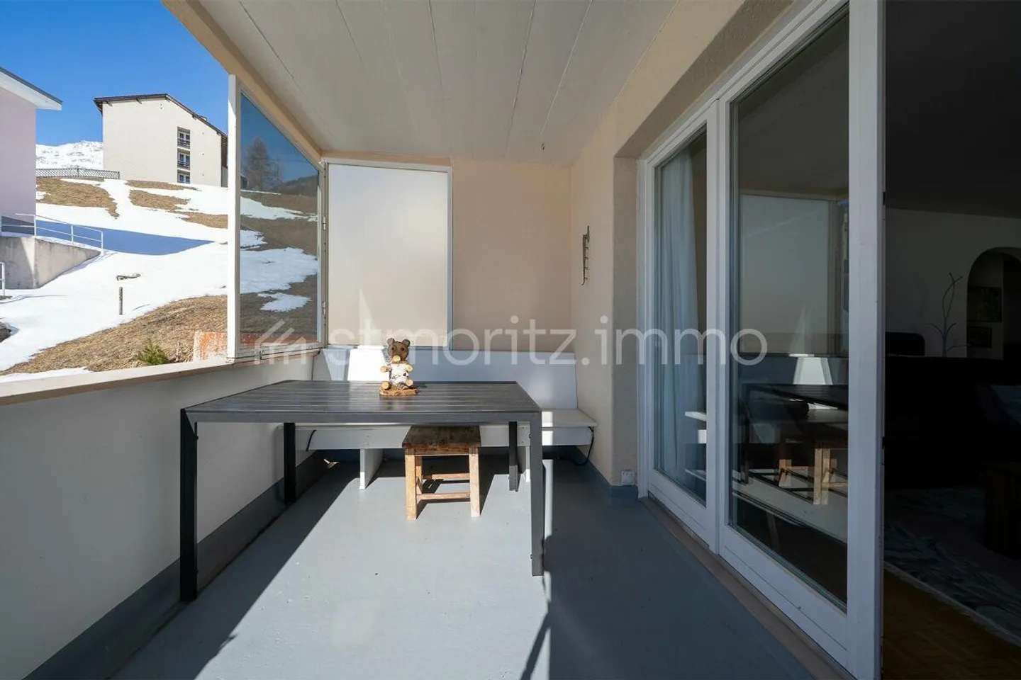 Bright 4-room apartment with south-facing balcony, unobstructed mountain views and private garage box - Photo 7 of 13
