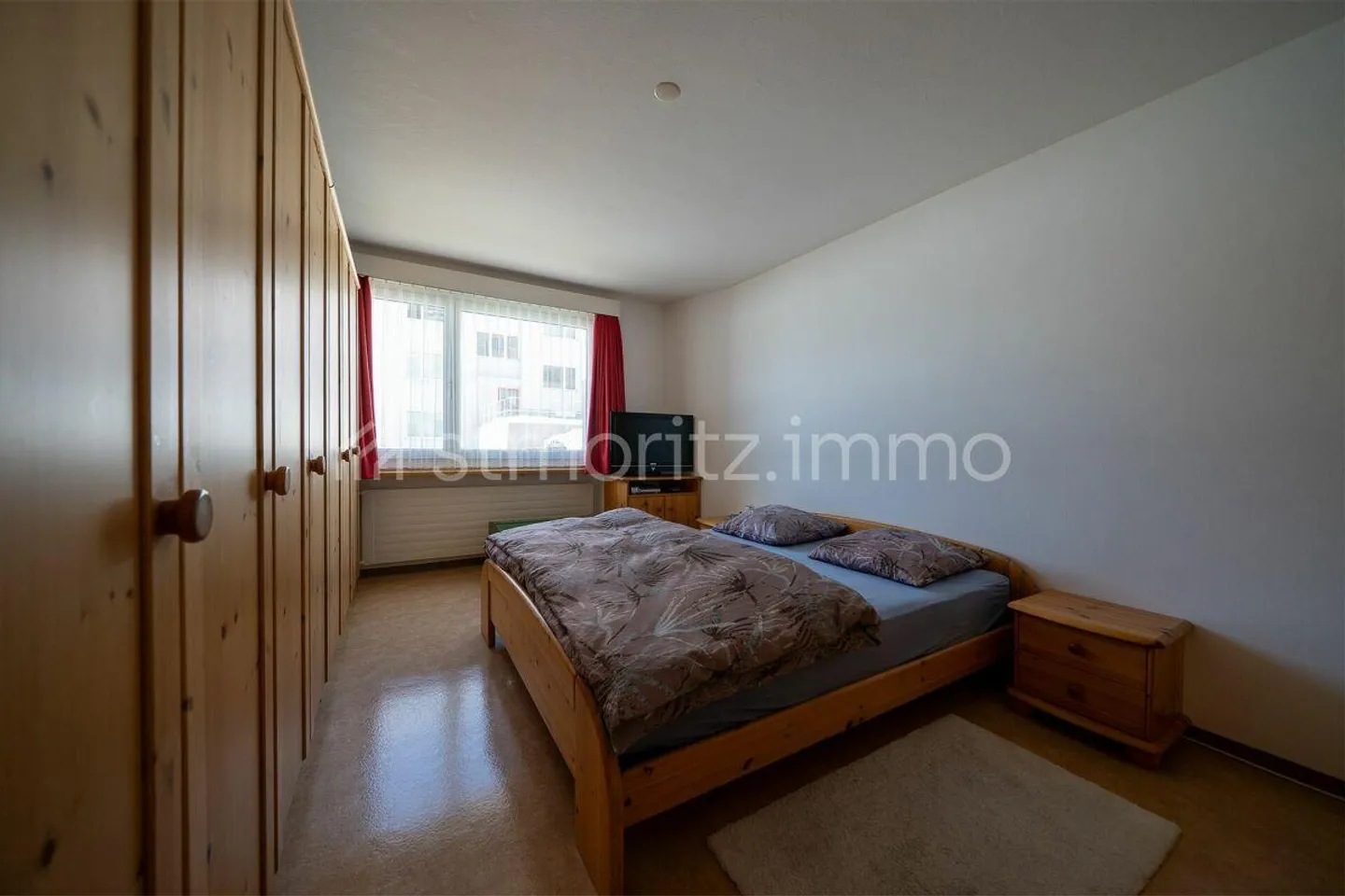 Bright 4-room apartment with south-facing balcony, unobstructed mountain views and private garage box - Photo 9 of 13