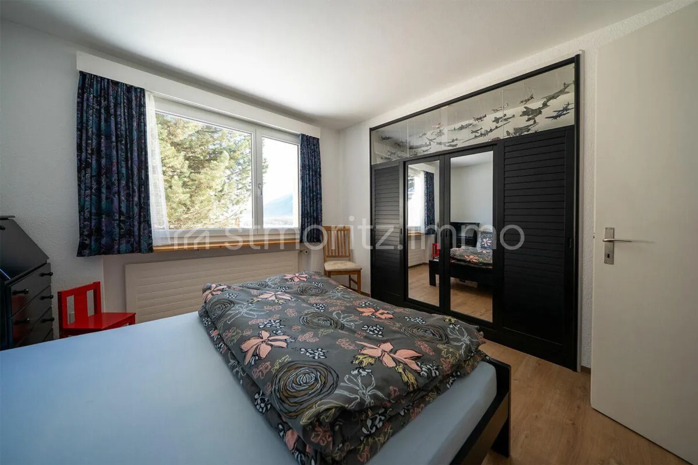 Bright 4-room apartment with south-facing balcony, unobstructed mountain views and private garage box - Photo 10 of 13