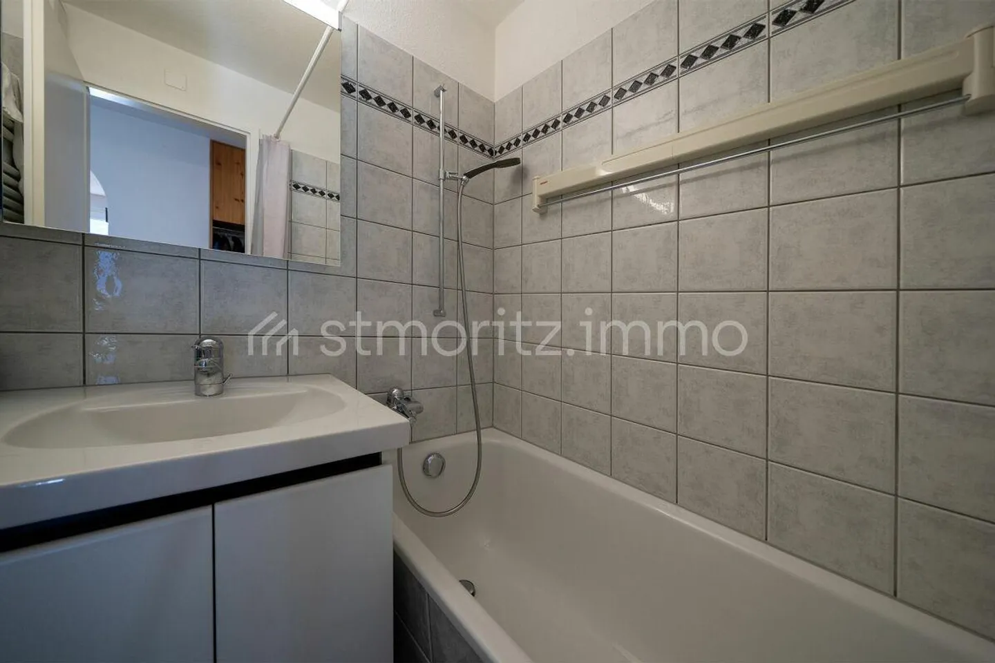 Bright 4-room apartment with south-facing balcony, unobstructed mountain views and private garage box - Photo 11 of 13