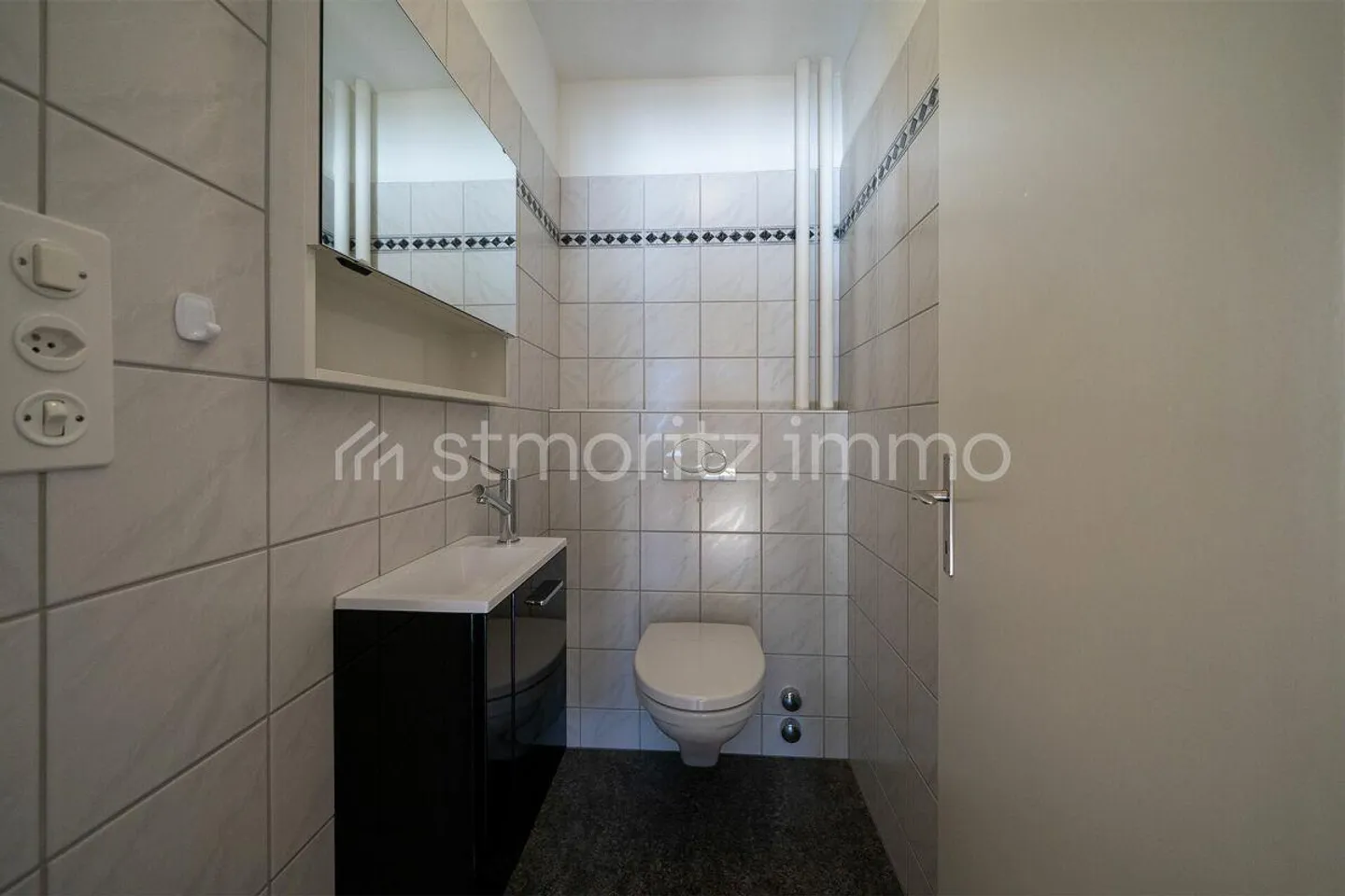 Bright 4-room apartment with south-facing balcony, unobstructed mountain views and private garage box - Photo 12 of 13