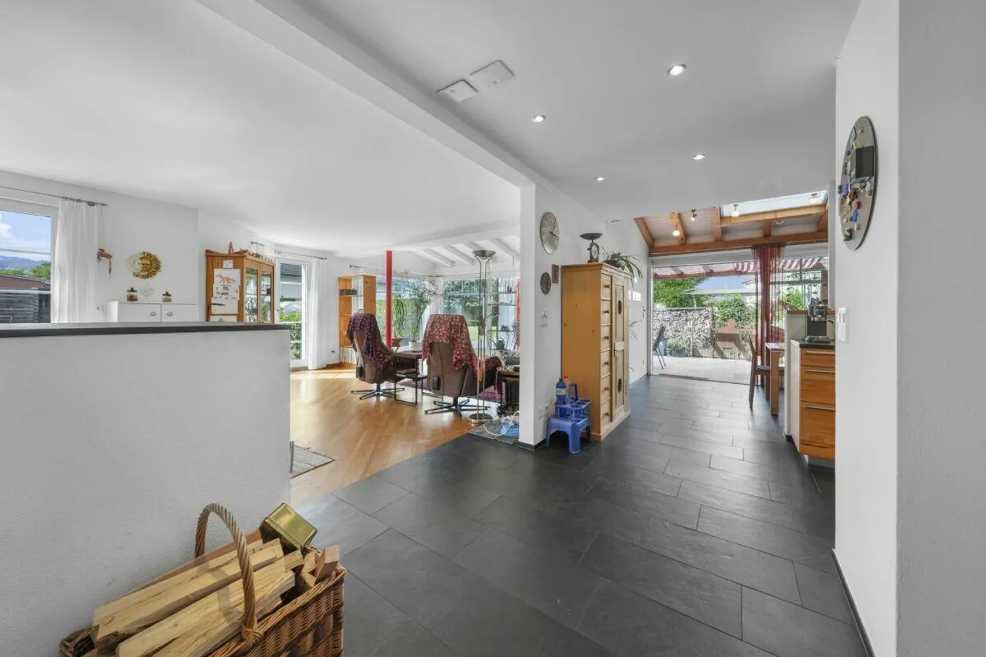 Maison de coin familiale, située au centre et au calme, avec beaucoup d'espace et une réserve de construction - Photo 4 sur 30