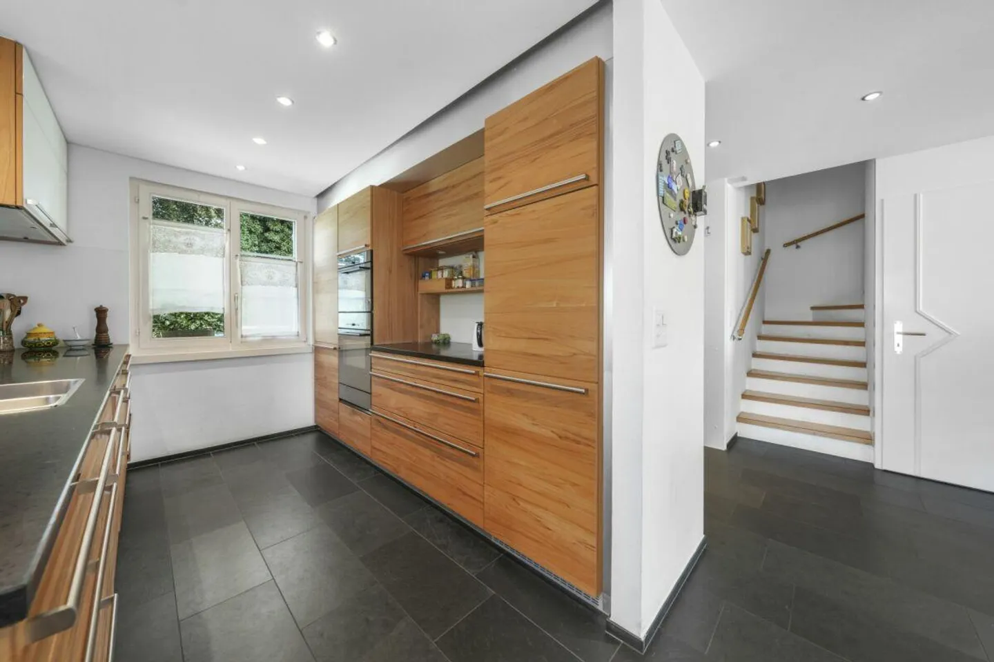Maison de coin familiale, située au centre et au calme, avec beaucoup d'espace et une réserve de construction - Photo 9 sur 30