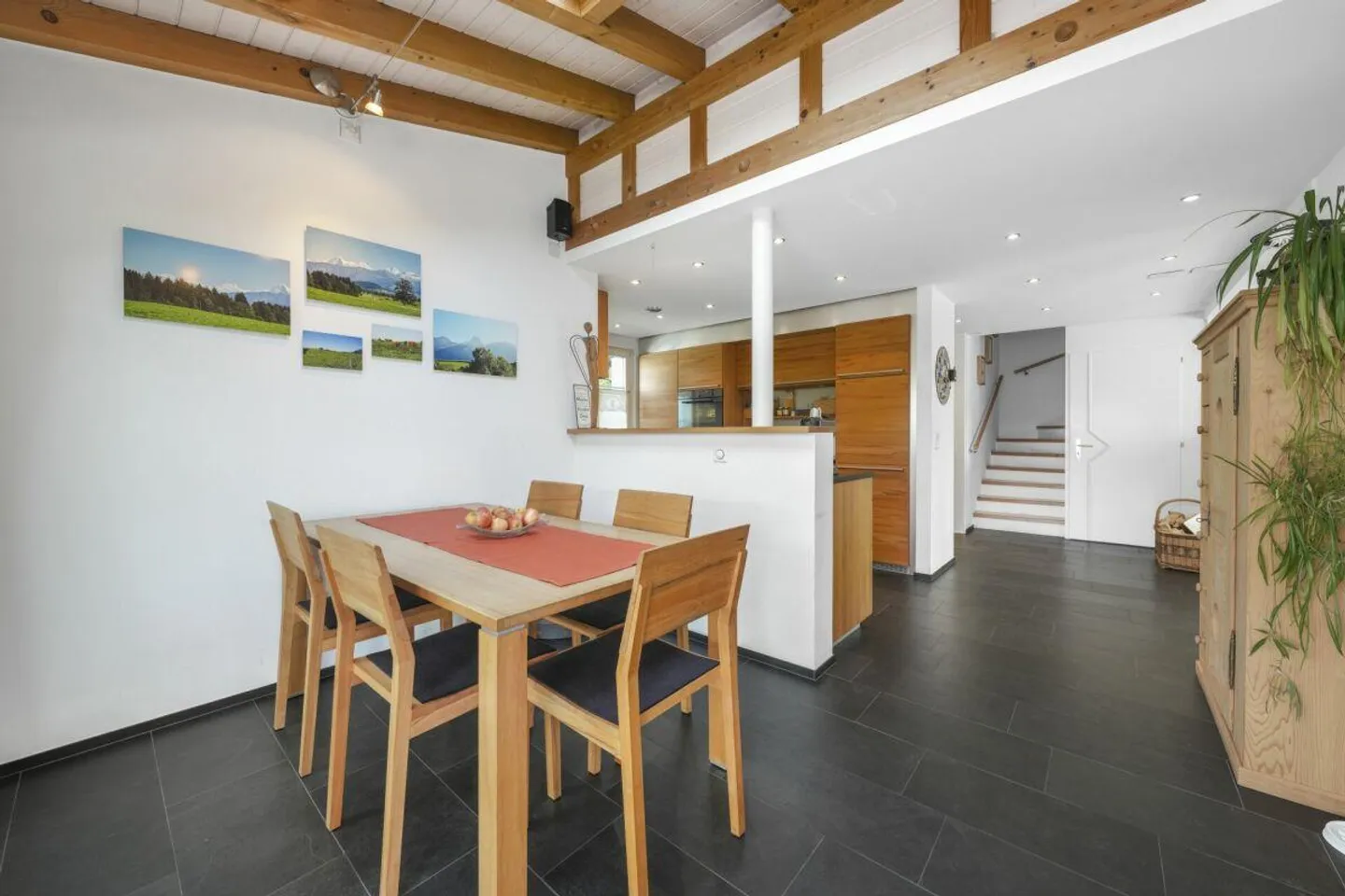 Maison de coin familiale, située au centre et au calme, avec beaucoup d'espace et une réserve de construction - Photo 12 sur 30