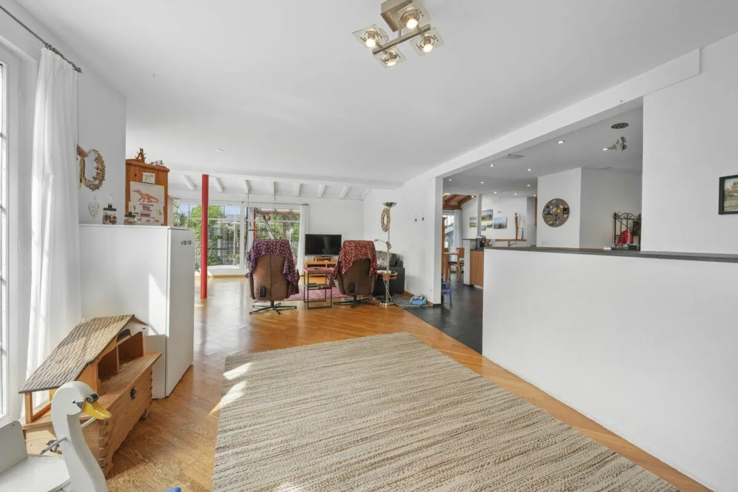 Maison de coin familiale, située au centre et au calme, avec beaucoup d'espace et une réserve de construction - Photo 15 sur 30