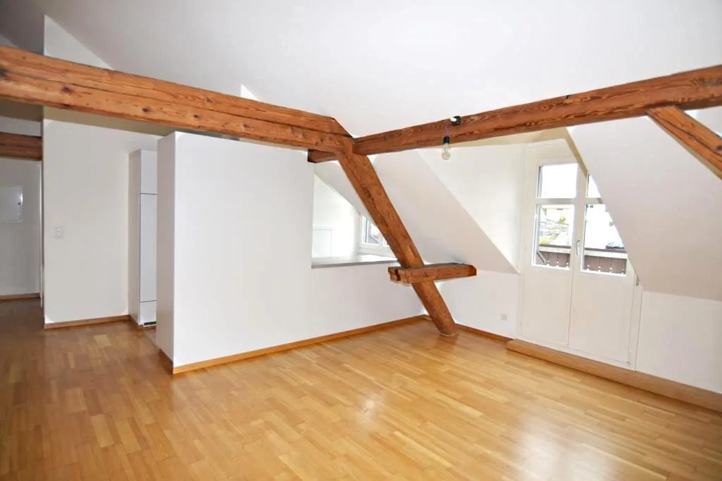Very beautiful and charming 3.5-room attic apartment for rent - Photo 5 of 11