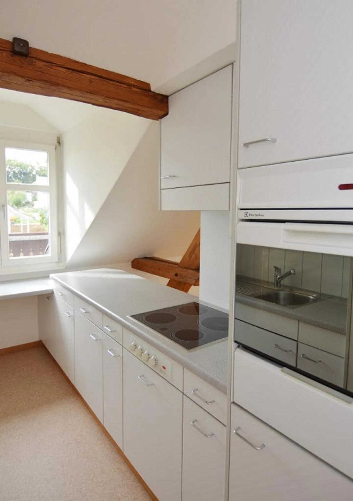 Very beautiful and charming 3.5-room attic apartment for rent - Photo 6 of 11