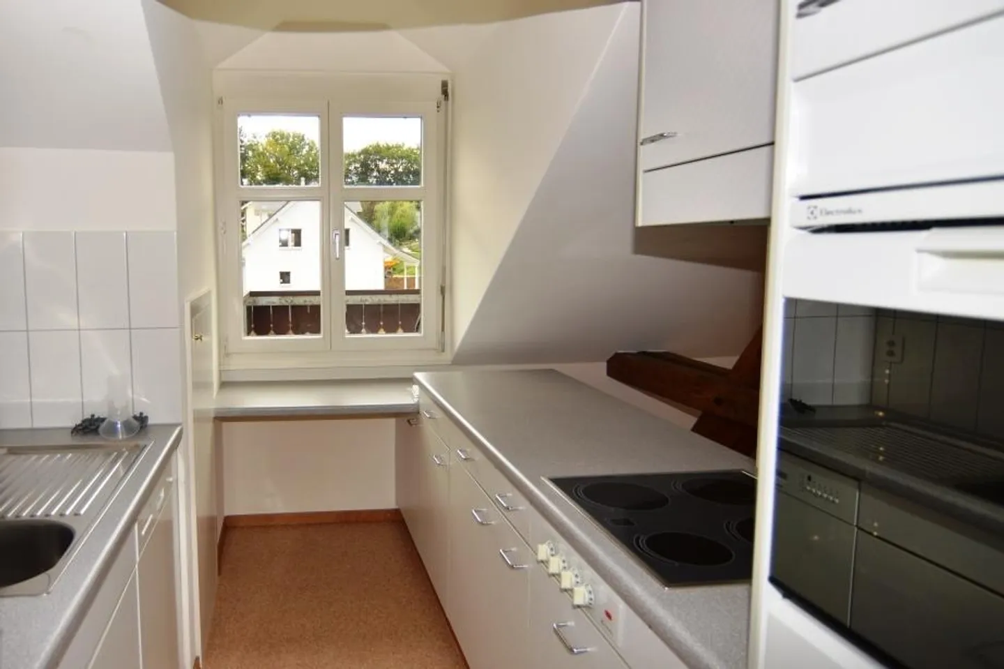 Very beautiful and charming 3.5-room attic apartment for rent - Photo 7 of 11