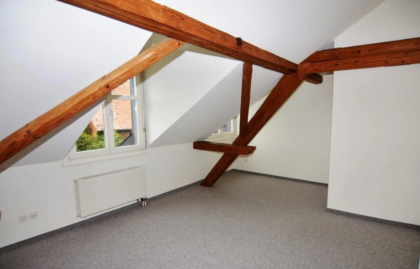 Very beautiful and charming 3.5-room attic apartment for rent - Photo 8 of 11