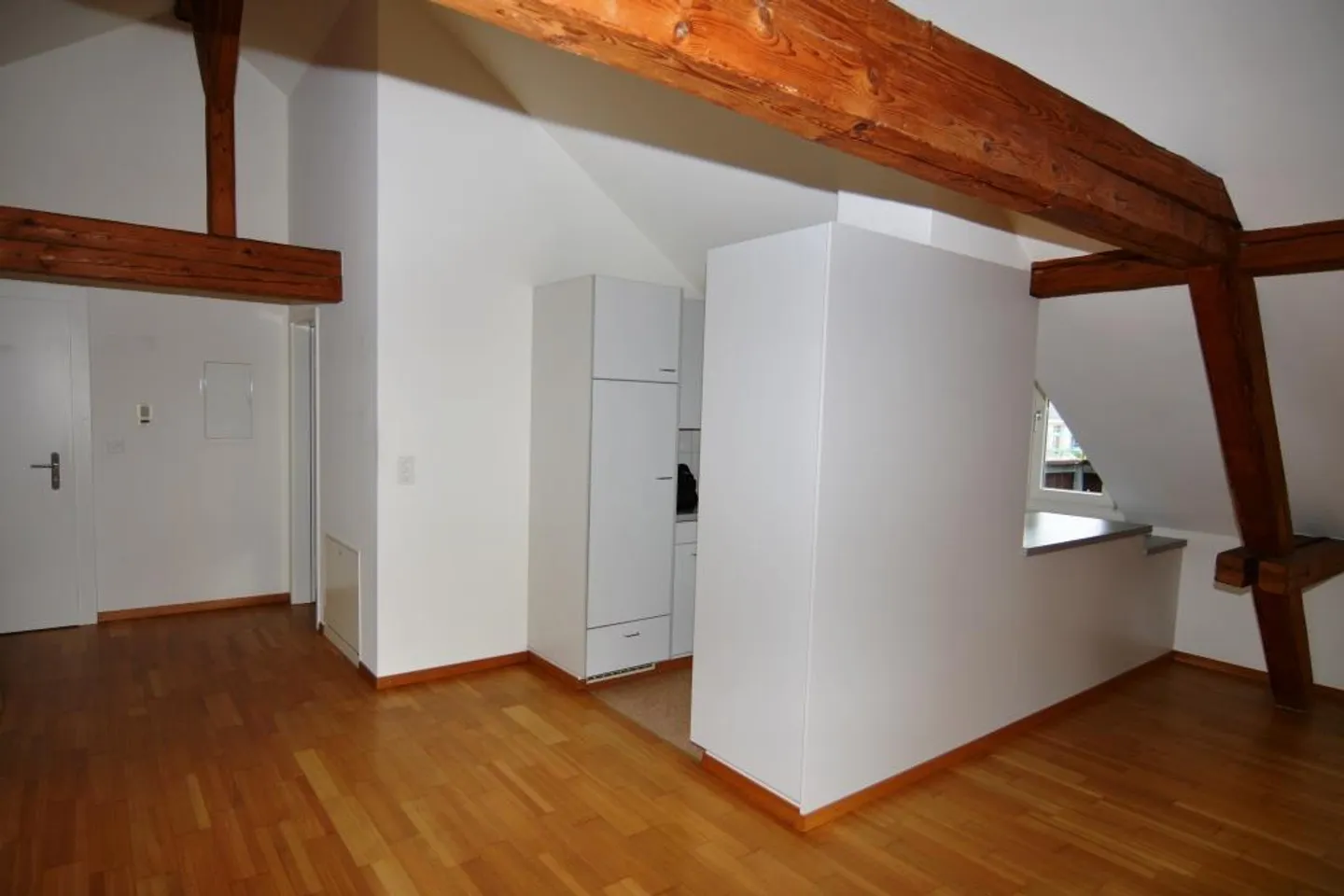 Very beautiful and charming 3.5-room attic apartment for rent - Photo 3 of 11