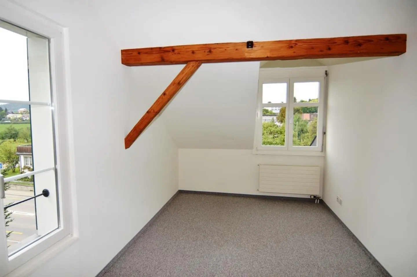 Very beautiful and charming 3.5-room attic apartment for rent - Photo 10 of 11