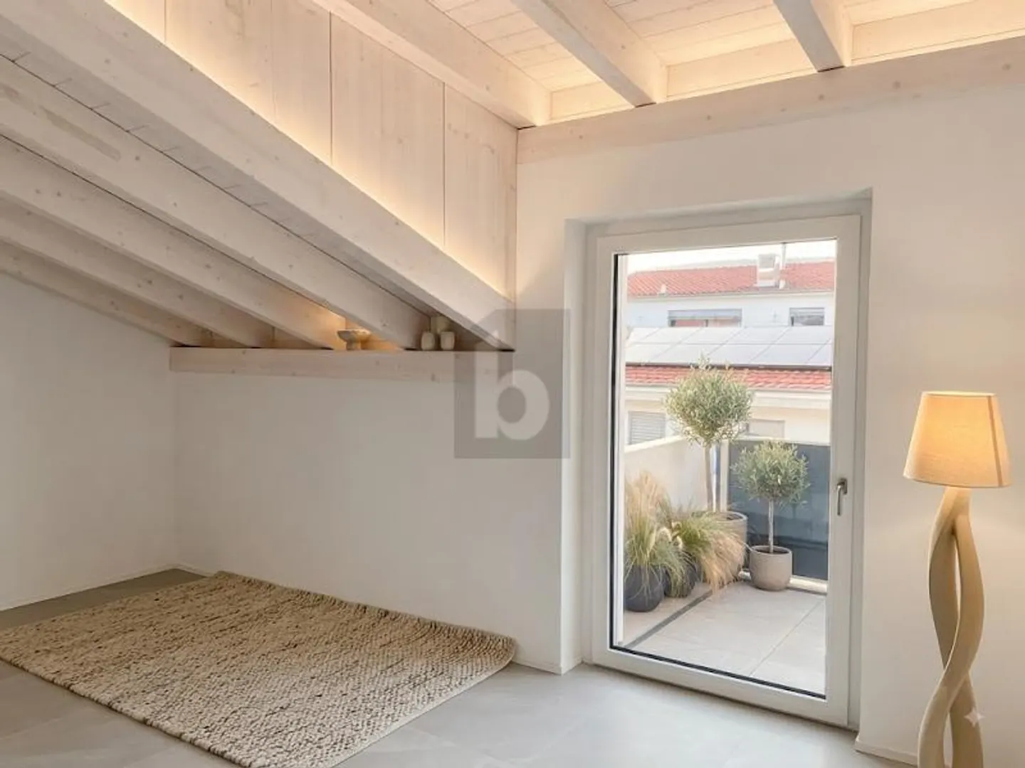 ABSOLUTER KOMFORT, MODERN UND HELL - Foto 2 von 6