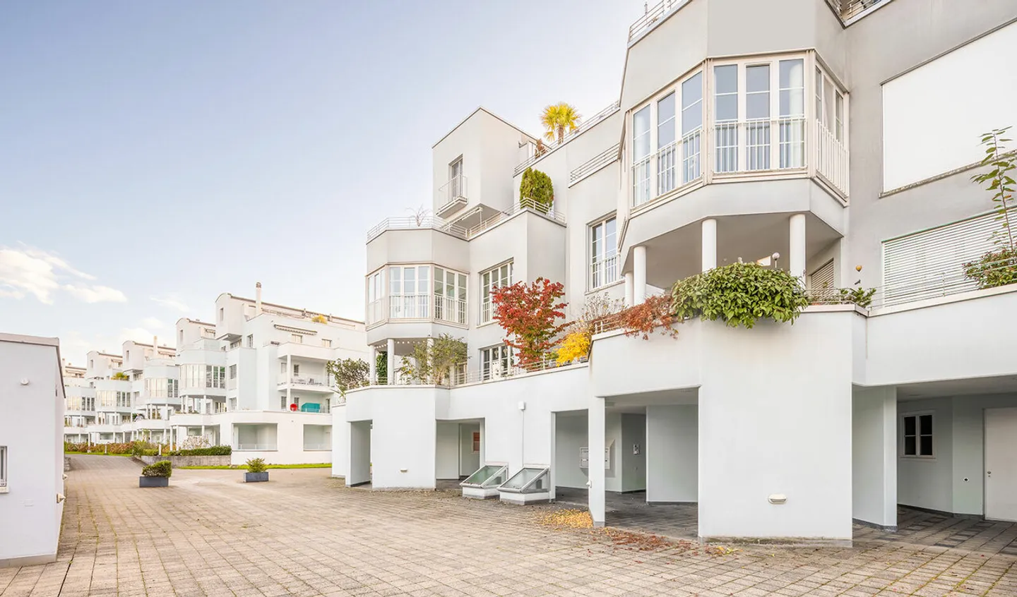 Cet appartement de 3½ pièces impressionne par sa générosité - Photo 2 sur 15