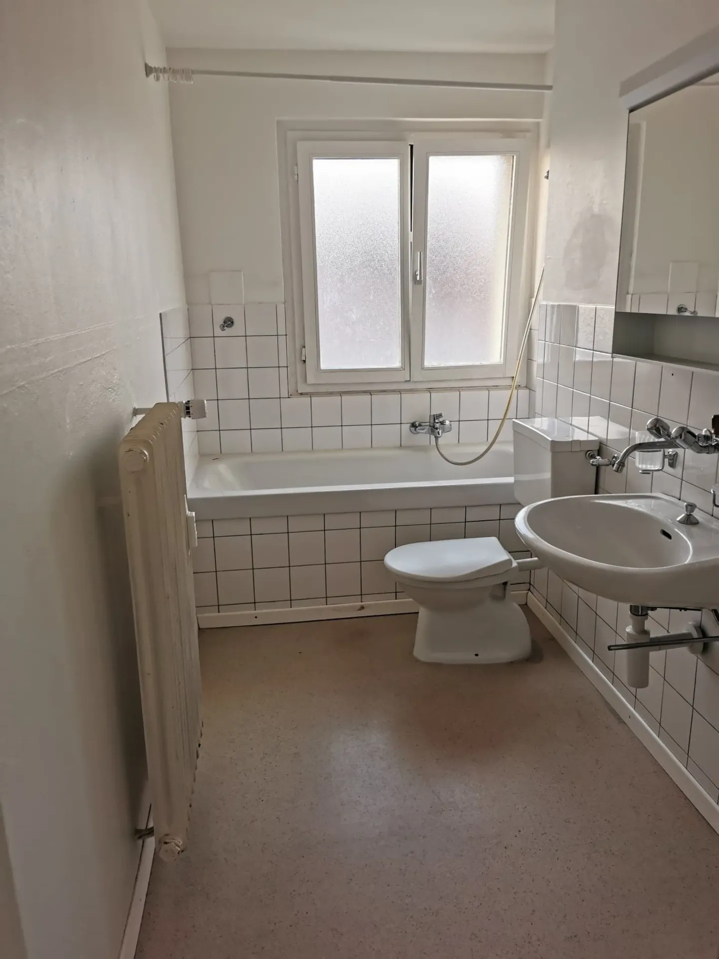 Sunny 4.5-Room Apartment - Photo 8 of 9