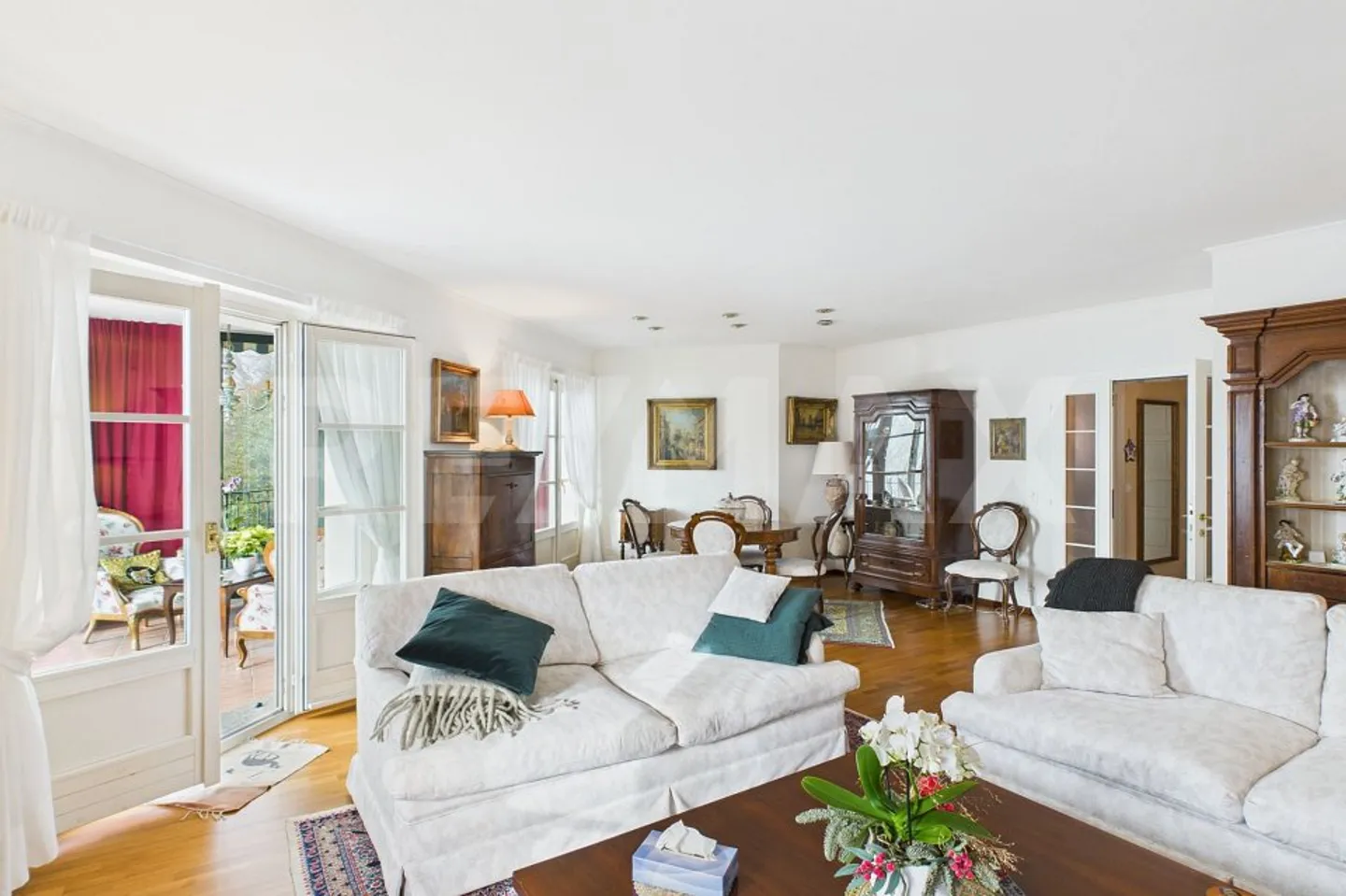 Villa Elegante con Piscina, Foresta Privata e Vista Verde - Foto 8 di 13