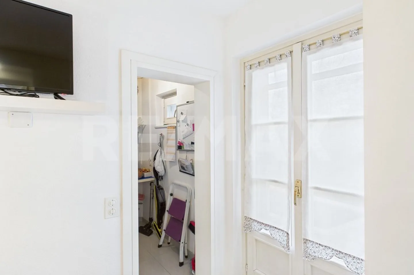 Villa Elegante con Piscina, Foresta Privata e Vista Verde - Foto 7 di 13