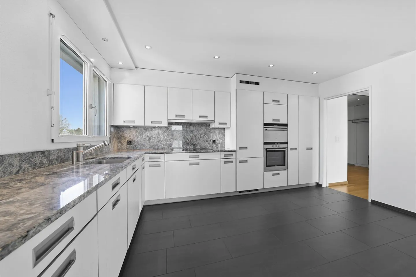 Spacious 4.5 Room Apartment - Photo 6 of 30