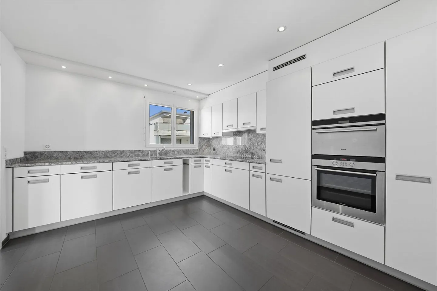 Spacious 4.5 Room Apartment - Photo 7 of 30