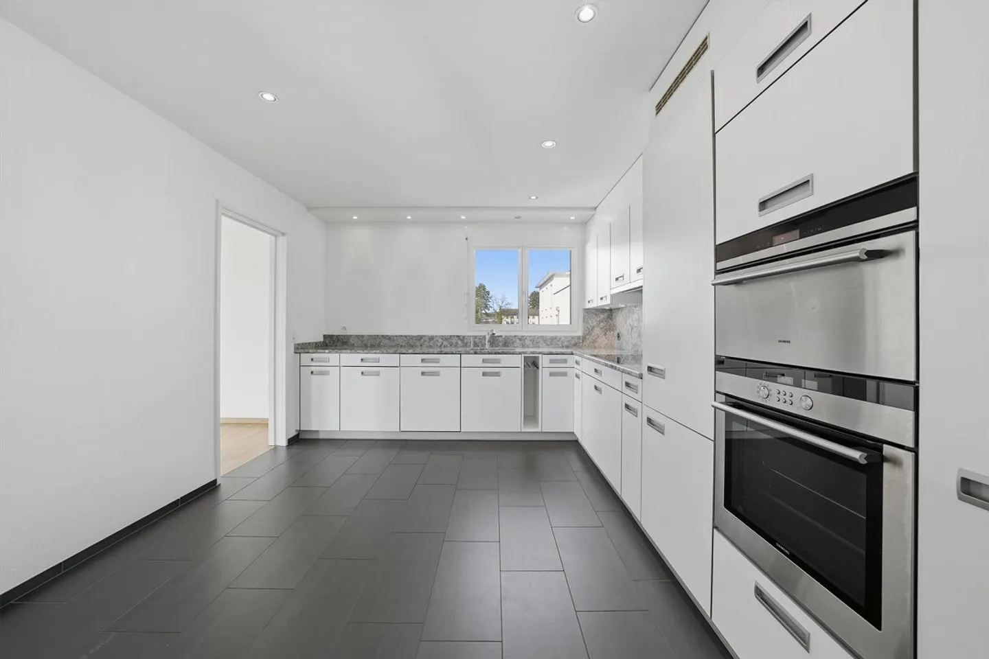 Spacious 4.5 Room Apartment - Photo 8 of 30