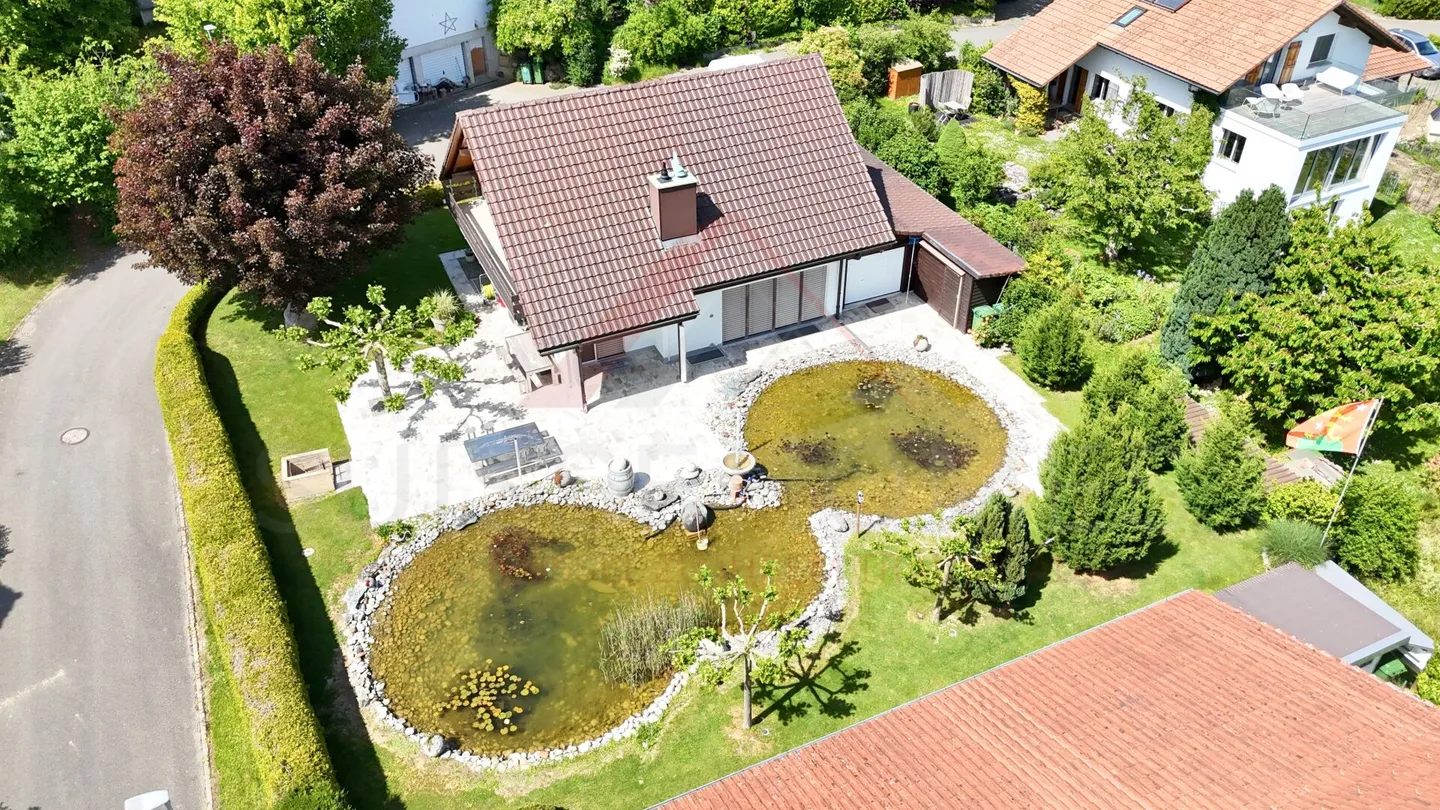 Paradiso familiare con giardino da sogno e stagno naturale a Hagneck - Foto 27 di 30