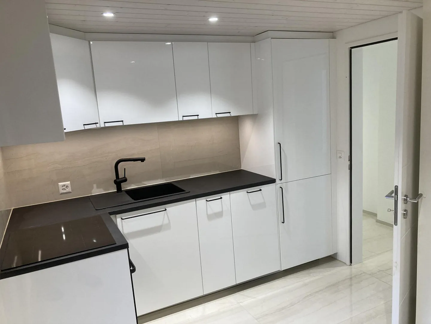 Exclusif & Première Location après Rénovation Complète: Appartement Moderne de 2.5 Pièces à Neuheim - Photo 8 sur 11