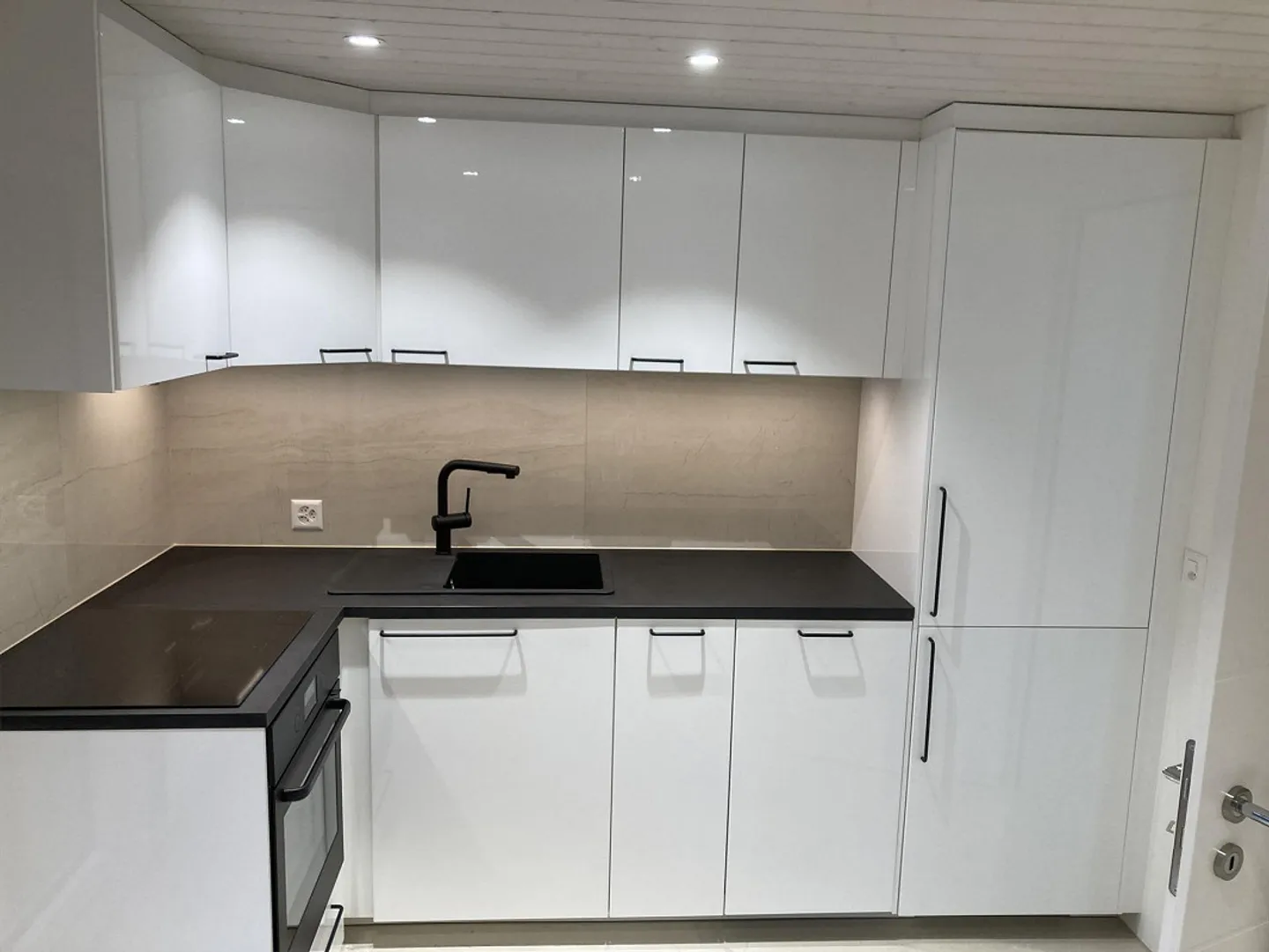 Exclusif & Première Location après Rénovation Complète: Appartement Moderne de 2.5 Pièces à Neuheim - Photo 9 sur 11