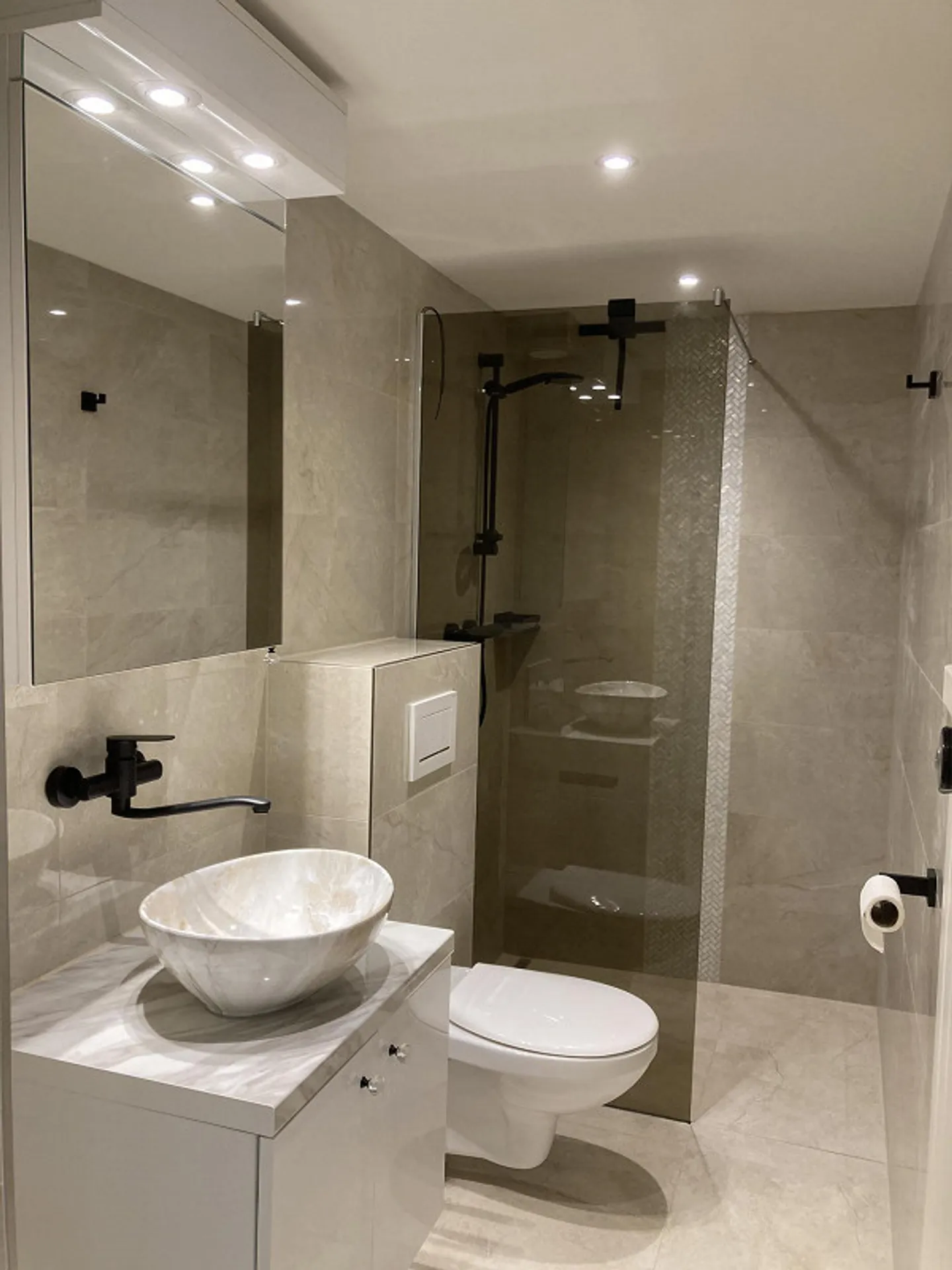 Exclusif & Première Location après Rénovation Complète: Appartement Moderne de 2.5 Pièces à Neuheim - Photo 10 sur 11