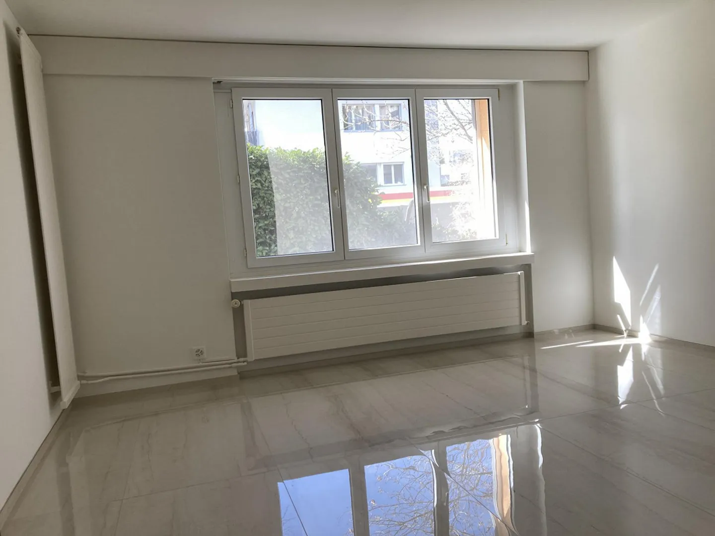 Exclusif & Première Location après Rénovation Complète: Appartement Moderne de 2.5 Pièces à Neuheim - Photo 4 sur 11