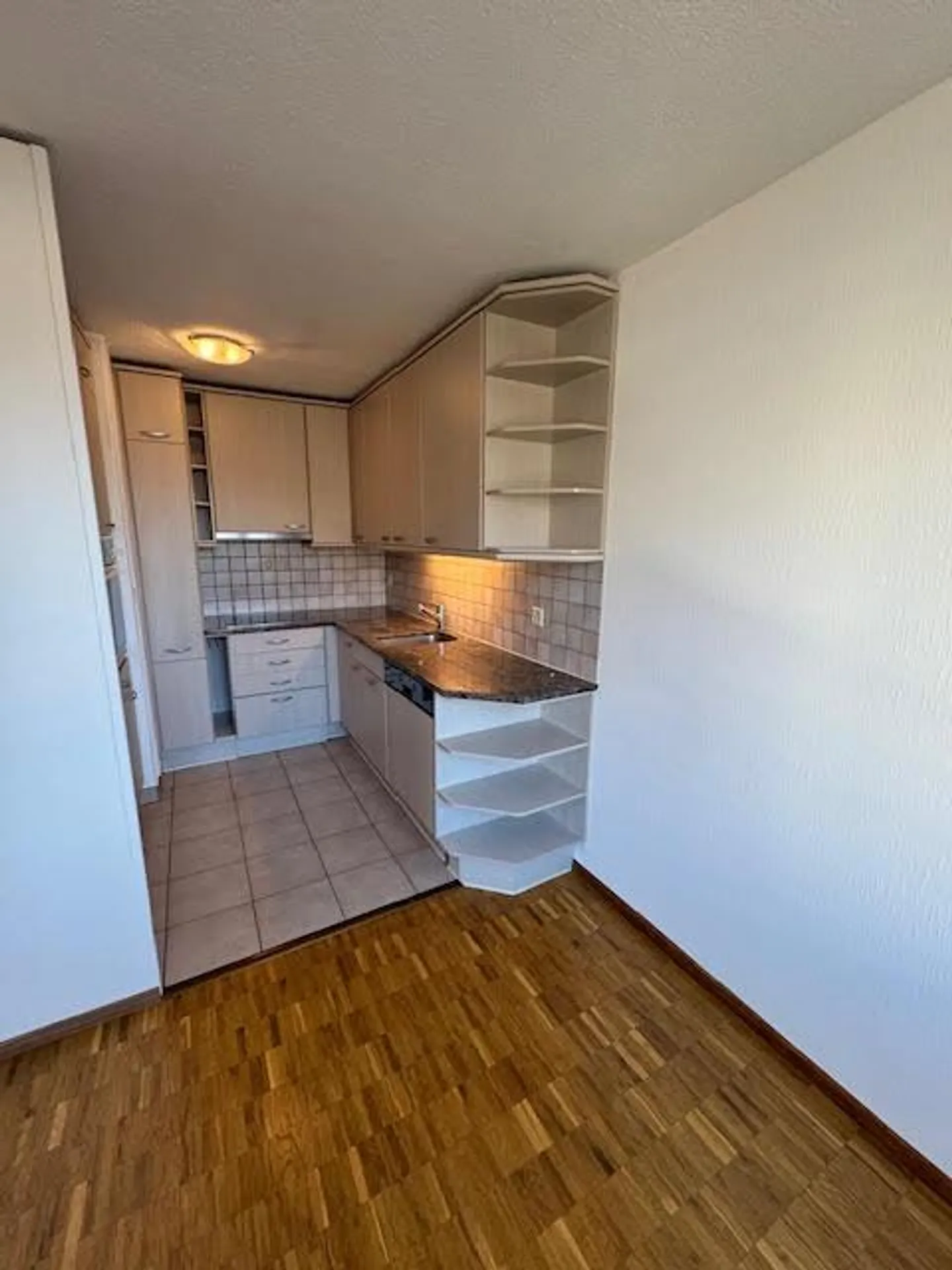 Quiet corner apartment with underground parking space - Photo 8 of 16