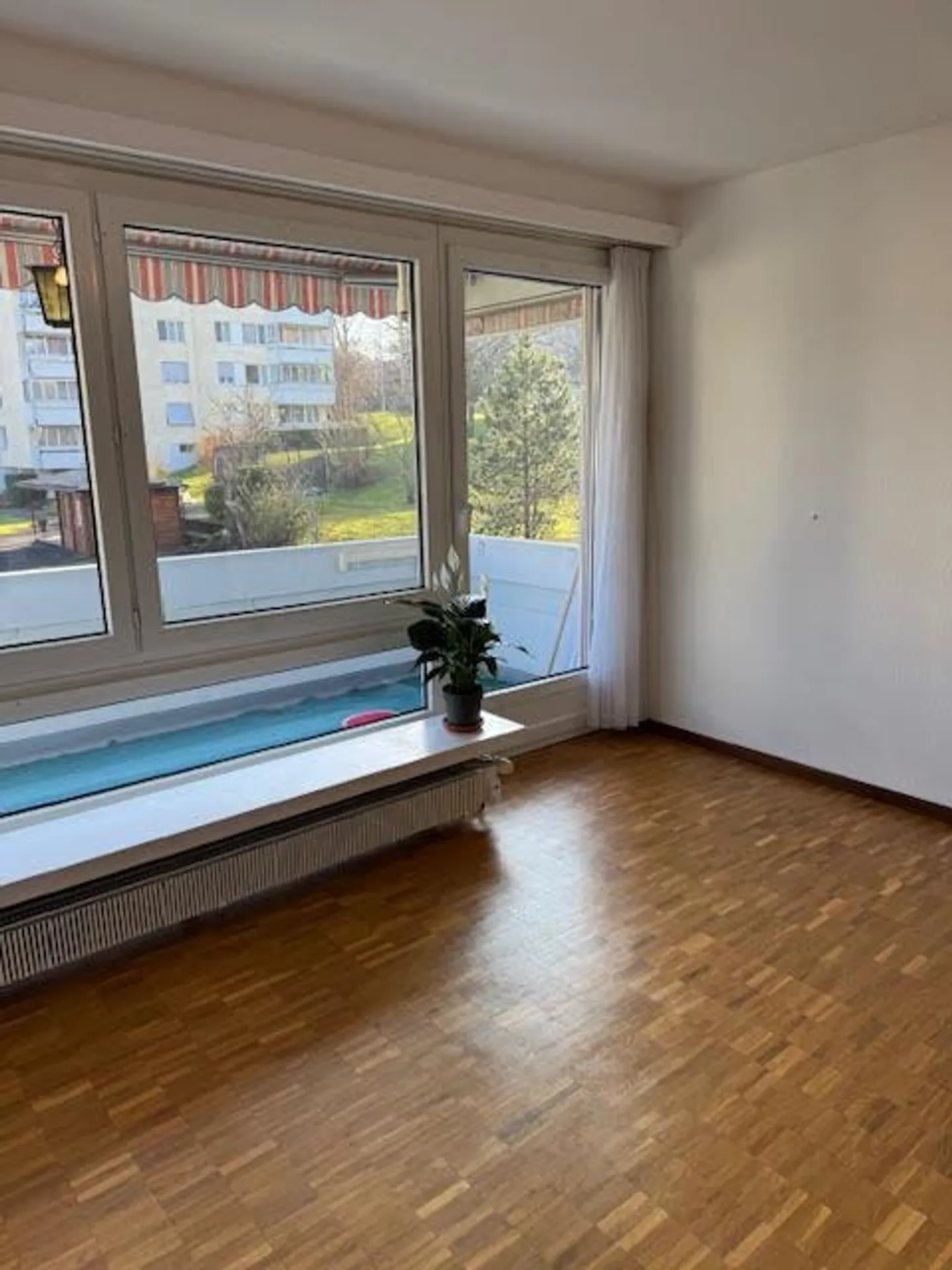 Quiet corner apartment with underground parking space - Photo 6 of 16