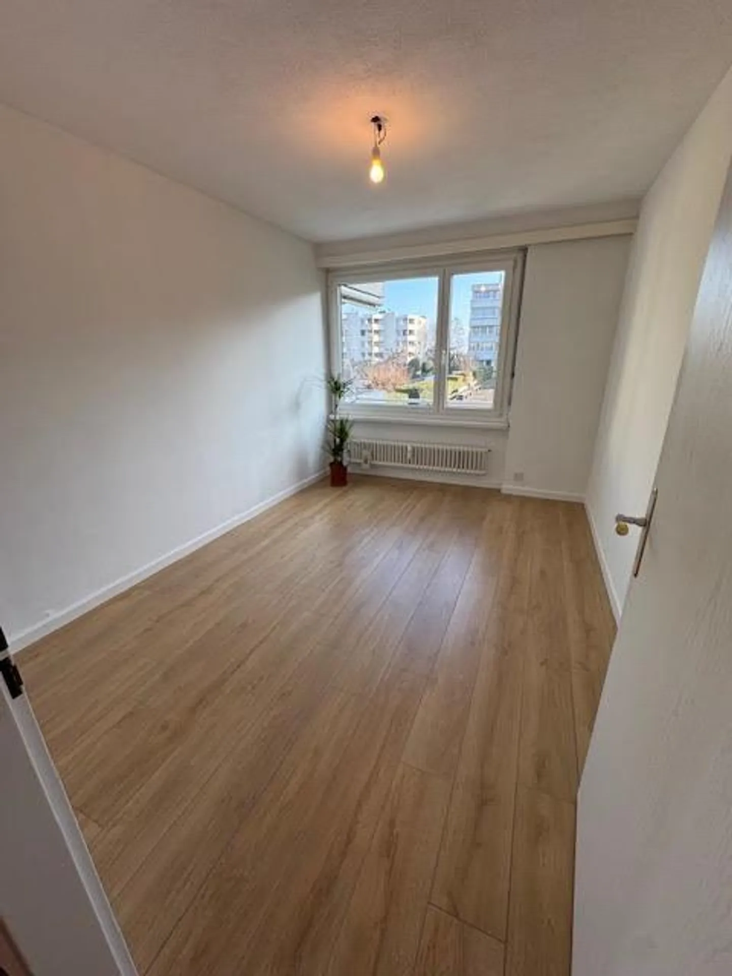 Quiet corner apartment with underground parking space - Photo 10 of 16